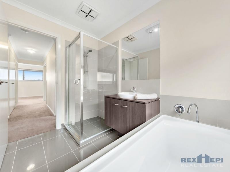 40 Pyrenees Road, Clyde VIC 3978