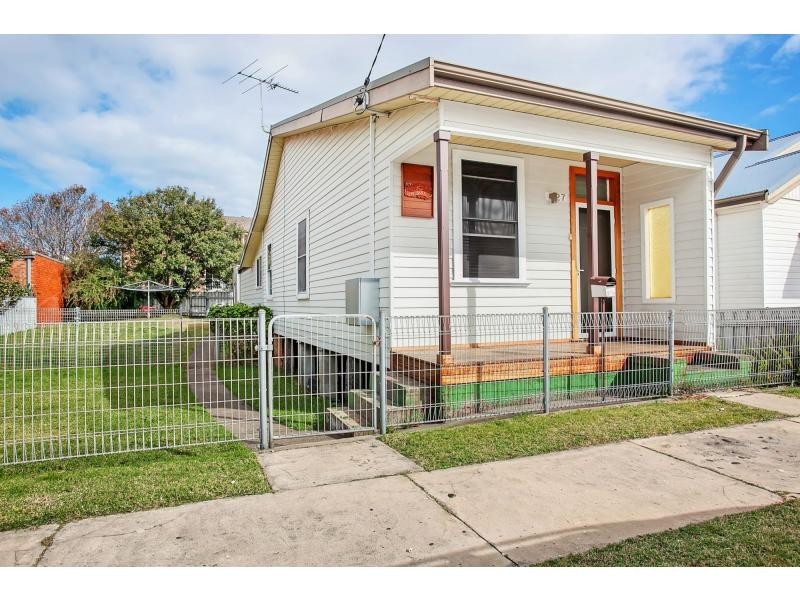 27 Queen Street, Stockton NSW 2295