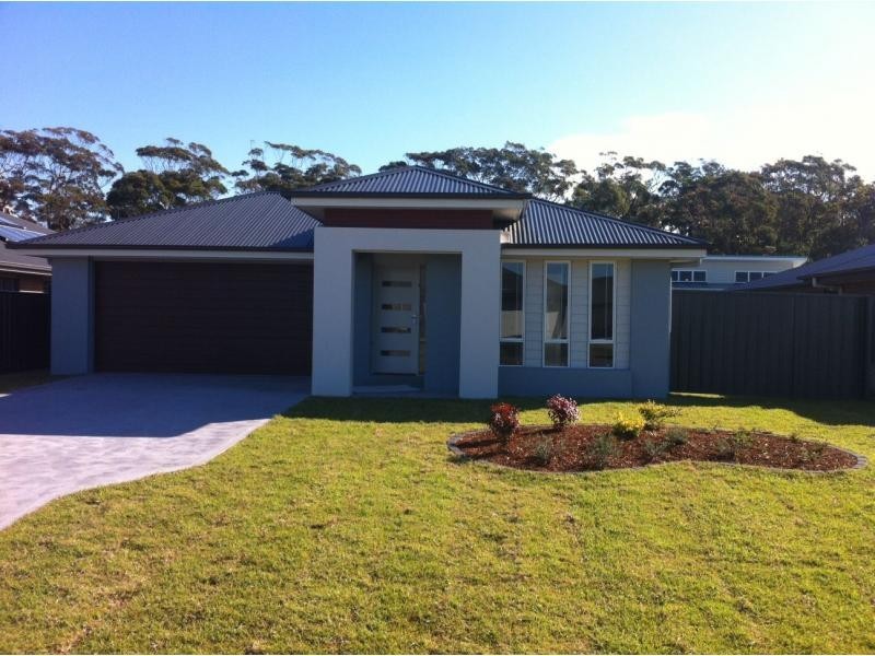 11 Providence Avenue, Fern Bay NSW 2295