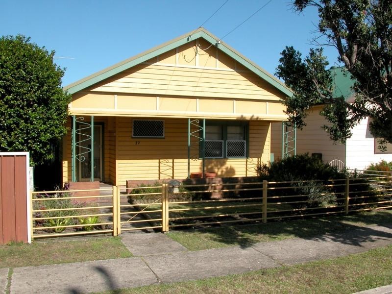 37 Roxburgh Street, Stockton NSW 2295
