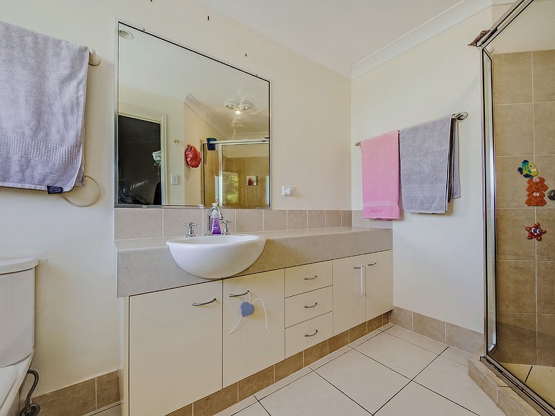 8 Greenfinch Court, Jacobs Well QLD 4208