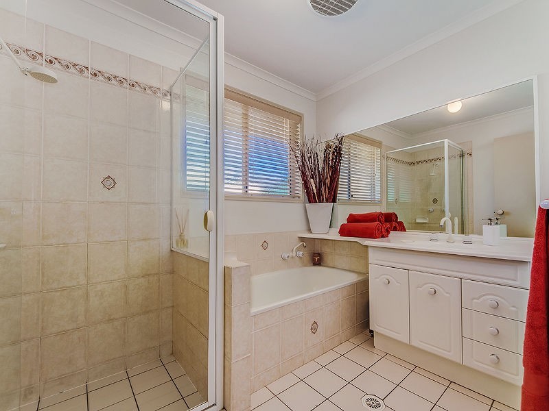 9 PELICAN Parade, Jacobs Well QLD 4208