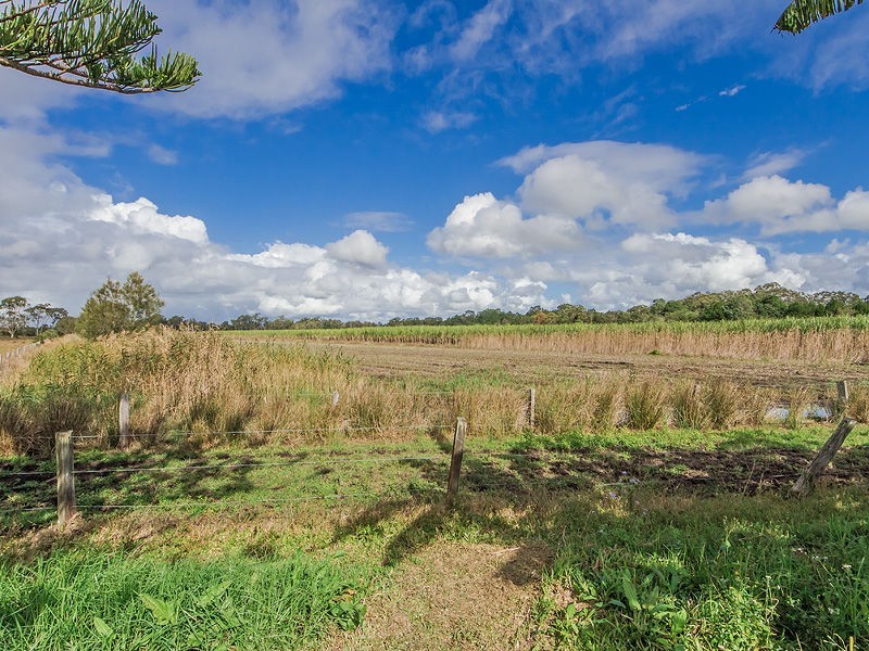 13 Esplanade, Jacobs Well QLD 4208