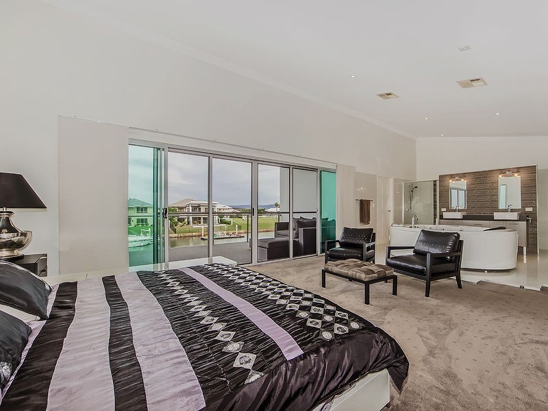 11 Marina Parade, Calypso Bay, Jacobs Well QLD 4208