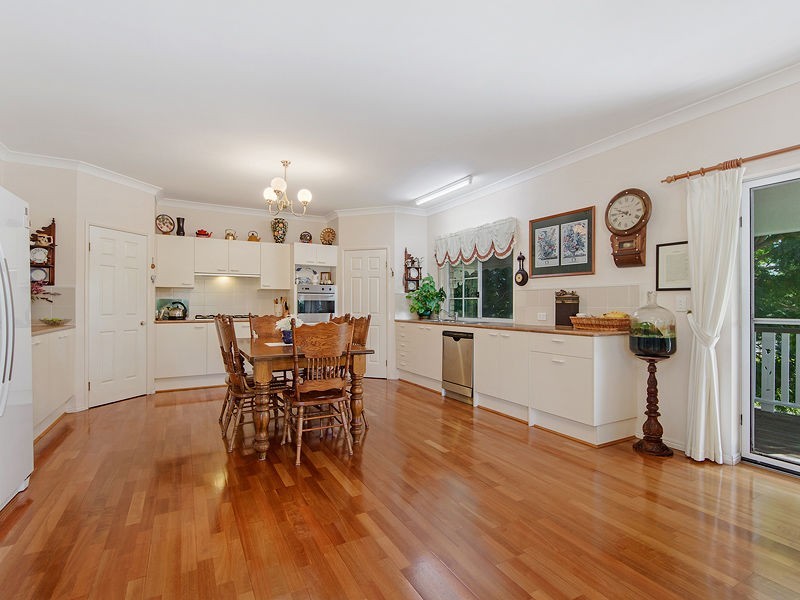 6 SEAVIEW Avenue, Jacobs Well QLD 4208