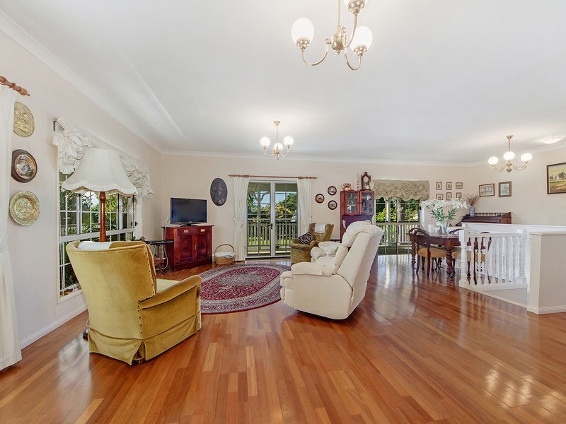 6 SEAVIEW Avenue, Jacobs Well QLD 4208