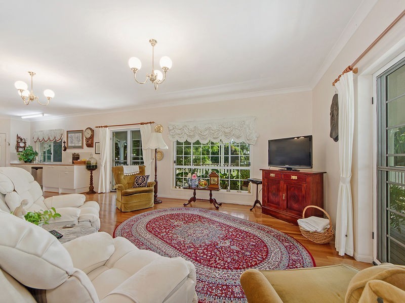 6 SEAVIEW Avenue, Jacobs Well QLD 4208