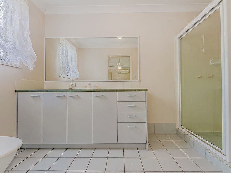 6 SEAVIEW Avenue, Jacobs Well QLD 4208