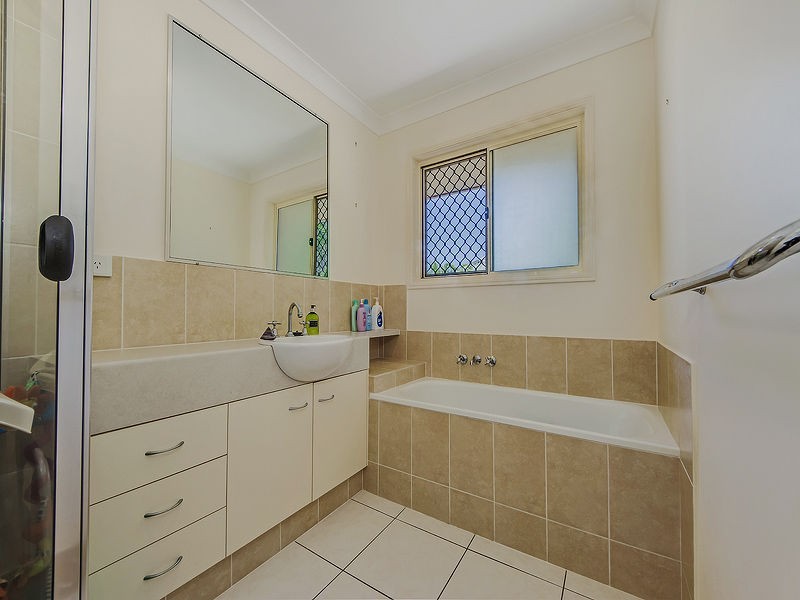 8 Greenfinch Court, Jacobs Well QLD 4208