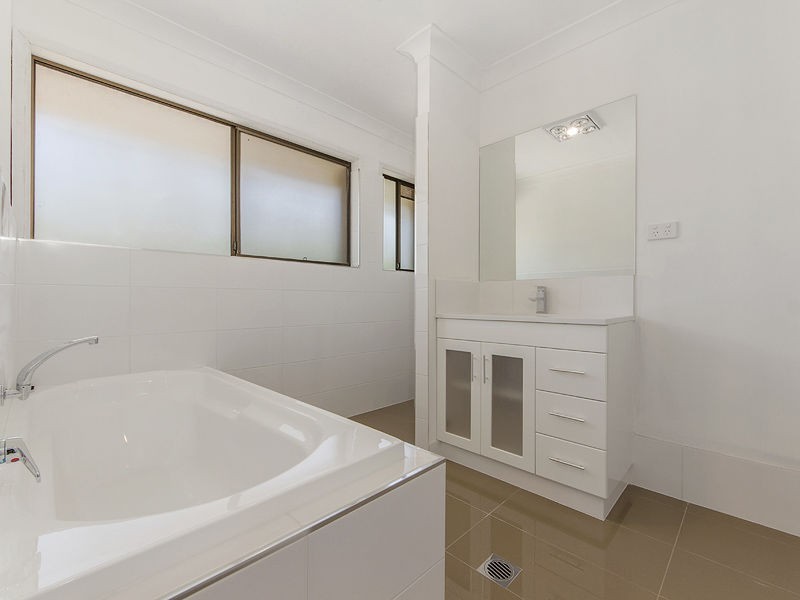 24 Pelican Parade, JACOBS WELL, Jacobs Well QLD 4208