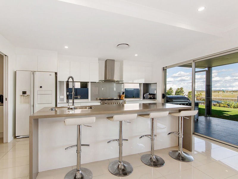 24 SUNDOWN Place, CALYPSO BAY, Jacobs Well QLD 4208