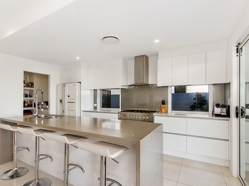 24 SUNDOWN Place, CALYPSO BAY, Jacobs Well QLD 4208