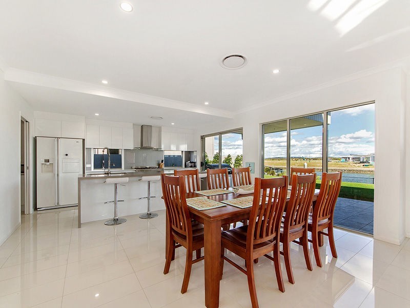 24 SUNDOWN Place, CALYPSO BAY, Jacobs Well QLD 4208