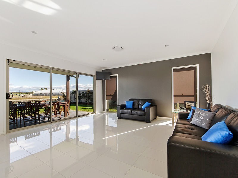 24 SUNDOWN Place, CALYPSO BAY, Jacobs Well QLD 4208