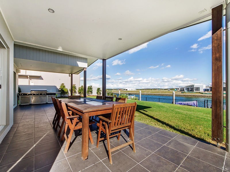 24 SUNDOWN Place, CALYPSO BAY, Jacobs Well QLD 4208