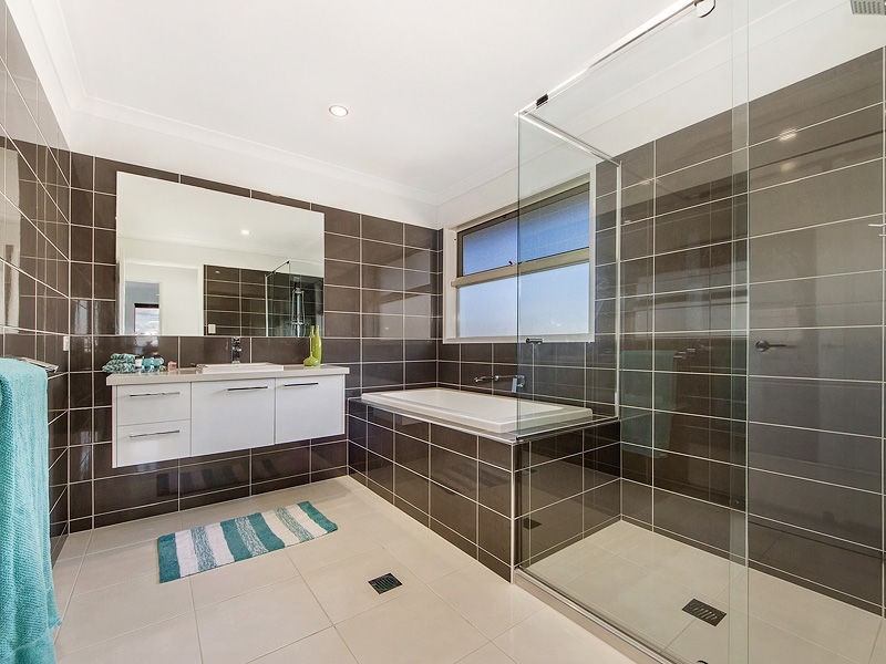 24 SUNDOWN Place, CALYPSO BAY, Jacobs Well QLD 4208