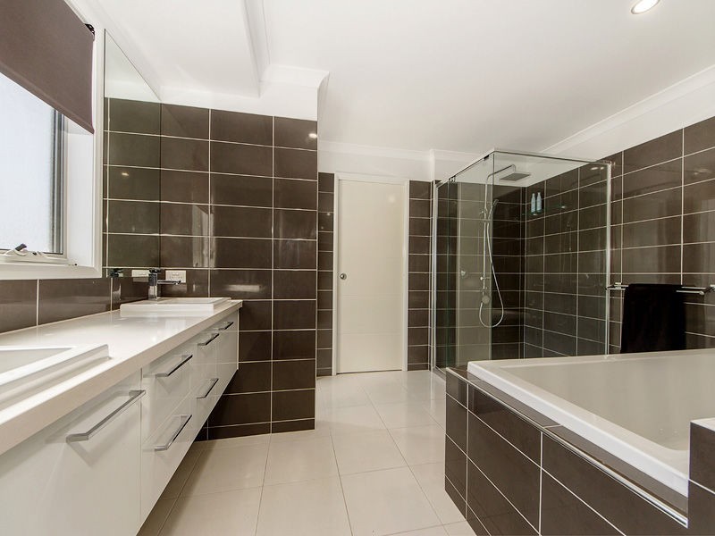 24 SUNDOWN Place, CALYPSO BAY, Jacobs Well QLD 4208