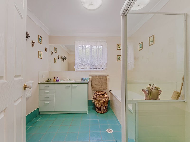 6 SEAVIEW Avenue, Jacobs Well QLD 4208