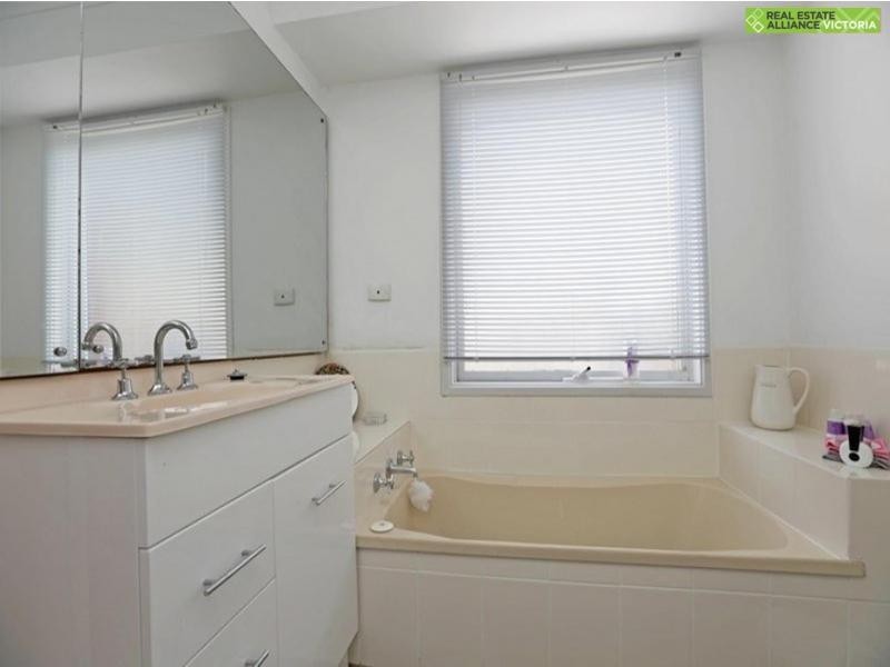 16 Swans Way, Rosebud West VIC 3940