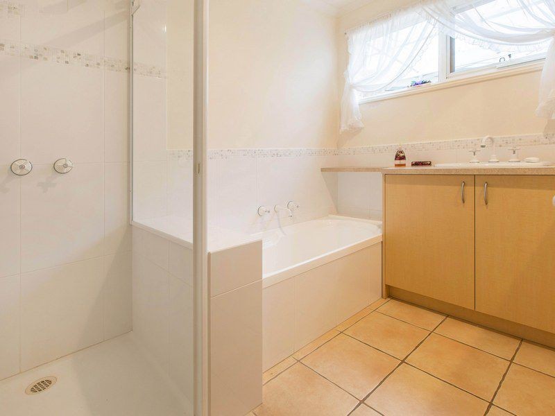 2 Wyuna Street, Rosebud West VIC 3940