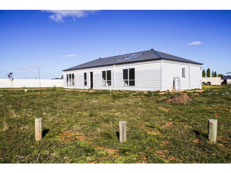 2 Munro Ct, Birdwoodton VIC 3505