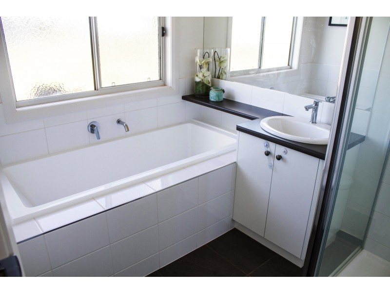 2 Munro Ct, Birdwoodton VIC 3505