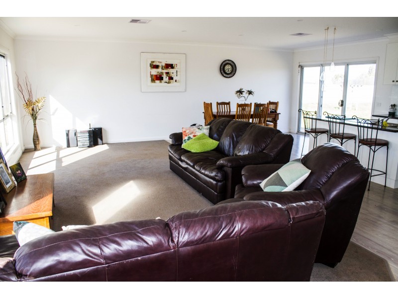 2 Munro Ct, Birdwoodton VIC 3505