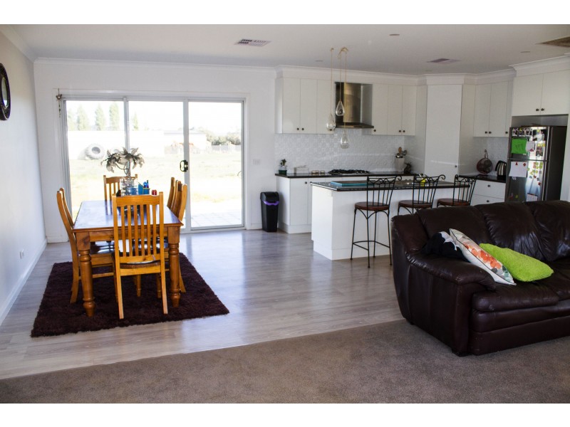 2 Munro Ct, Birdwoodton VIC 3505