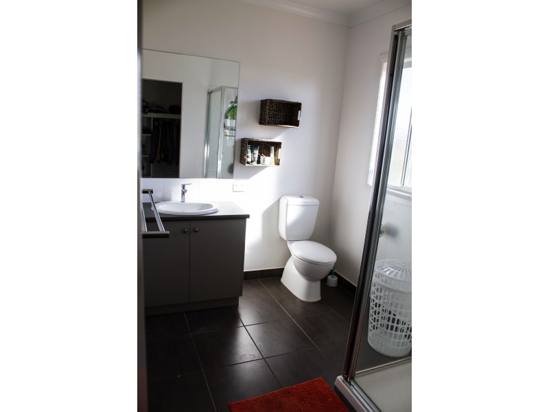 2 Munro Ct, Birdwoodton VIC 3505