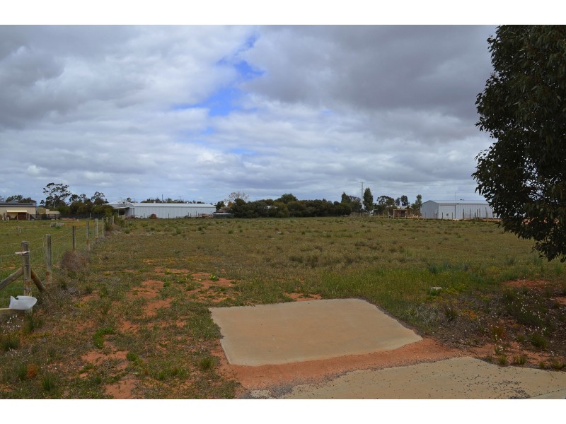 3 Munro Ct, Birdwoodton VIC 3505