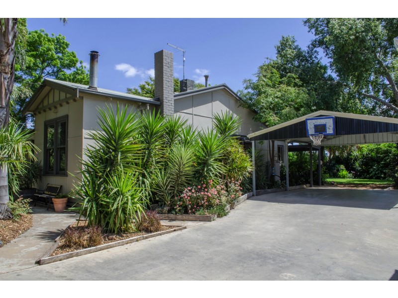 128 Creek Rd, Curlwaa NSW 2648