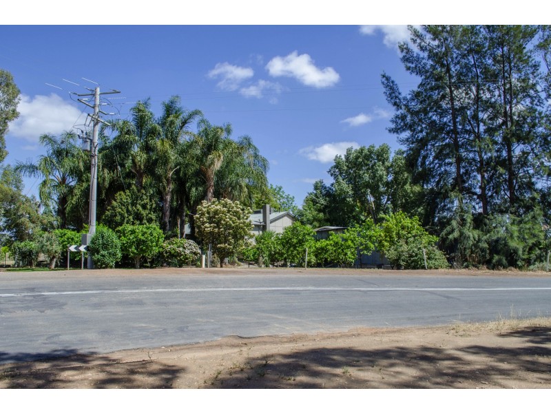 128 Creek Rd, Curlwaa NSW 2648