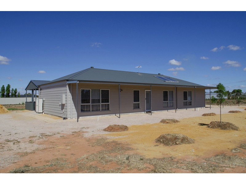 2 Munro Ct, Birdwoodton VIC 3505