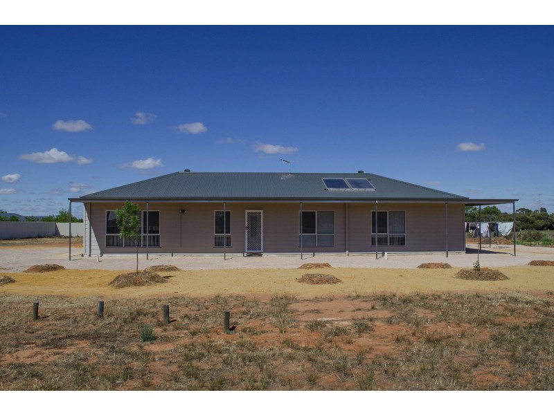 2 Munro Ct, Birdwoodton VIC 3505