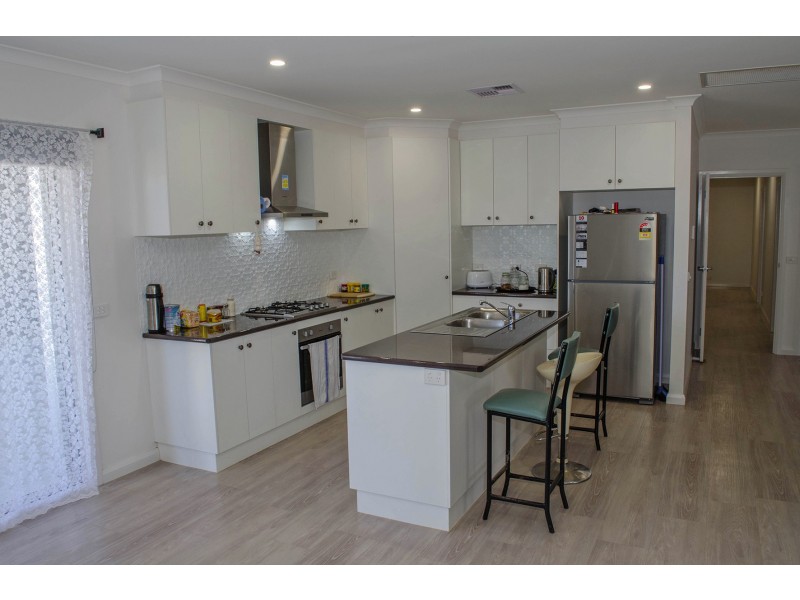 2 Munro Ct, Birdwoodton VIC 3505