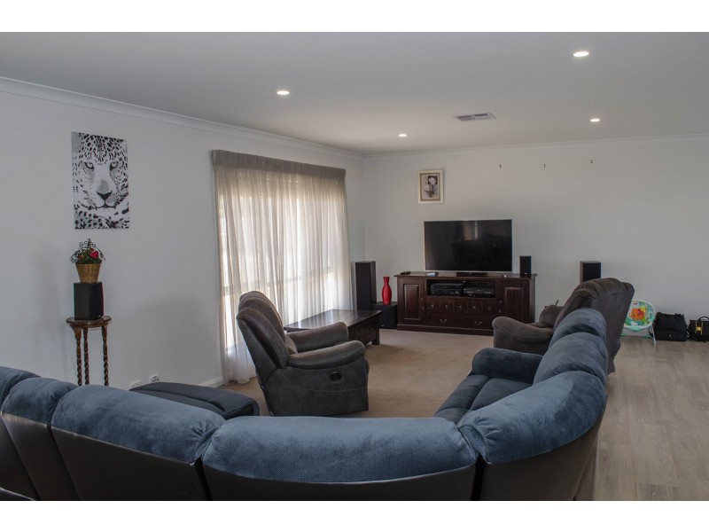 2 Munro Ct, Birdwoodton VIC 3505