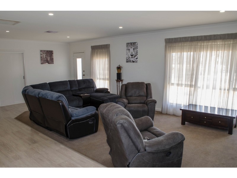 2 Munro Ct, Birdwoodton VIC 3505