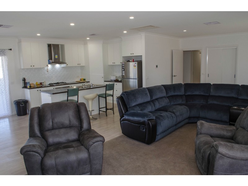 2 Munro Ct, Birdwoodton VIC 3505