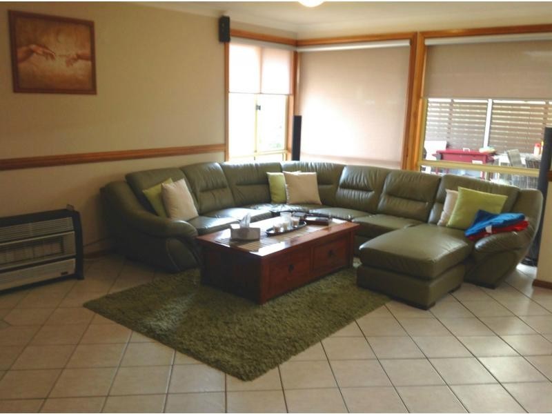 27 Ridgetop Drive, Glenmore Park NSW 2745