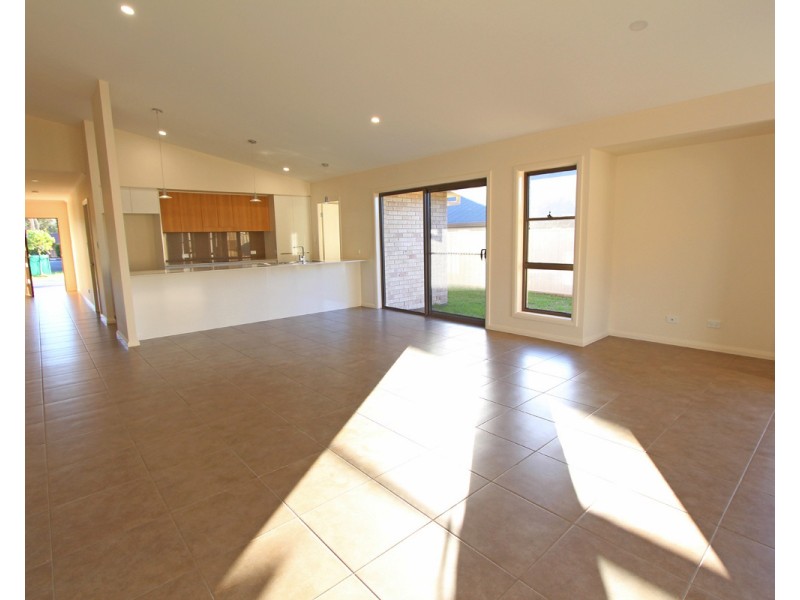 8 Solomon Drive, Lake Cathie NSW 2445