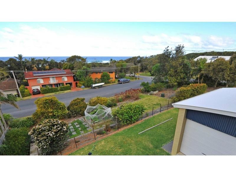 1 Middle Rock Road, Lake Cathie NSW 2445