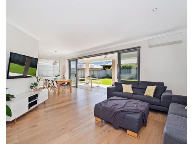 77 Capital Dr, Thrumster NSW 2444