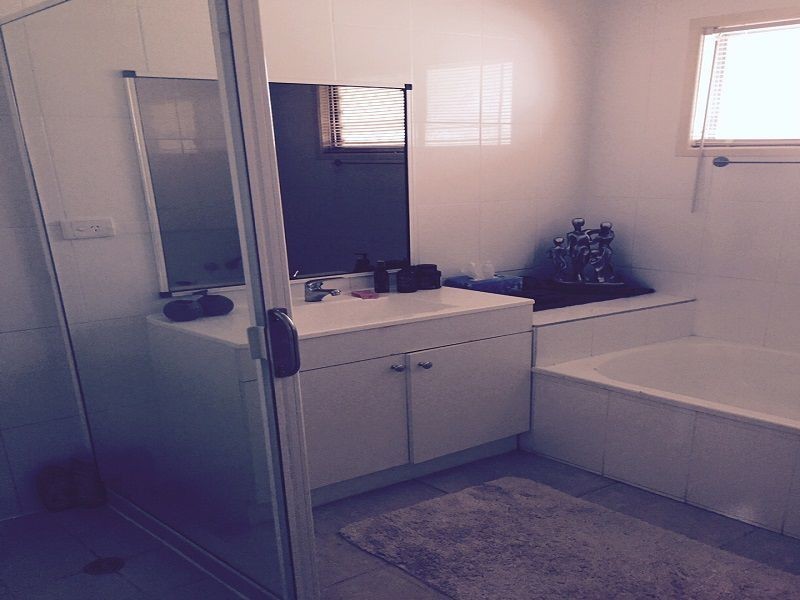 2 Owens Crescent, Regents Park QLD 4118