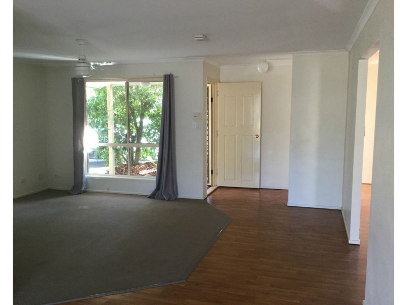 4 Leigh Place, Edens Landing QLD 4207