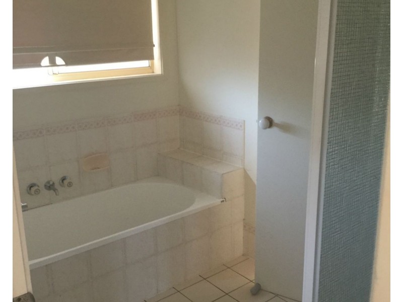 4 Leigh Place, Edens Landing QLD 4207