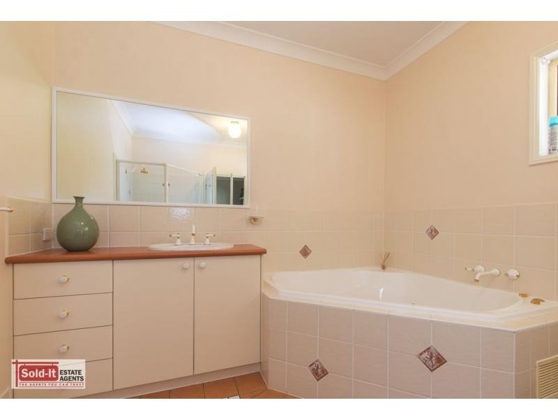 1 Creekwood Court, Warner QLD 4500