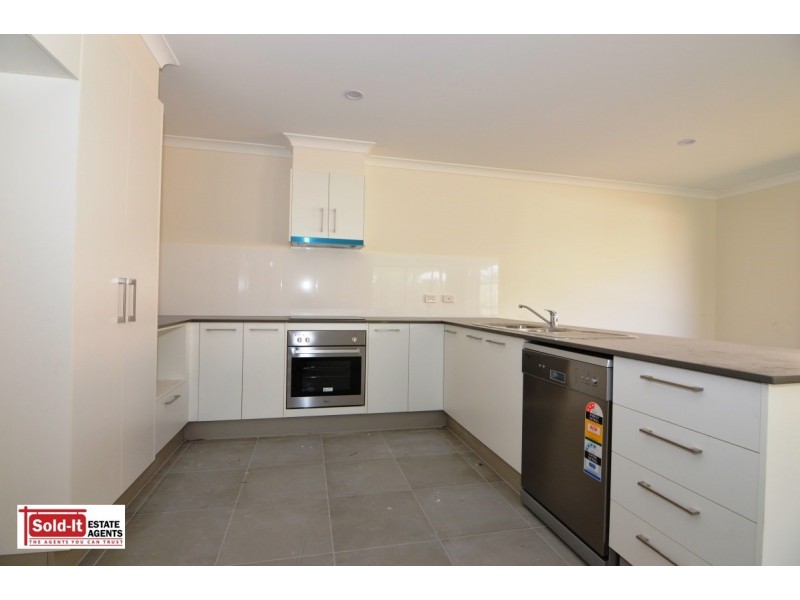 2/11 Nandina Ct, Morayfield QLD 4506