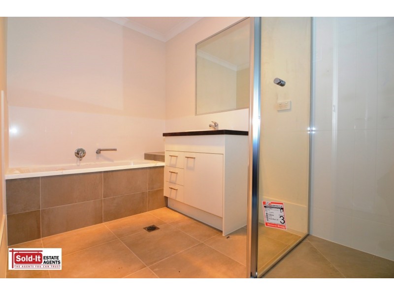 2/11 Nandina Ct, Morayfield QLD 4506