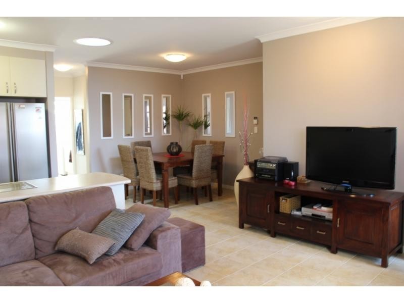 Villa 2/11 Olivedale Road, Madeley WA 6065