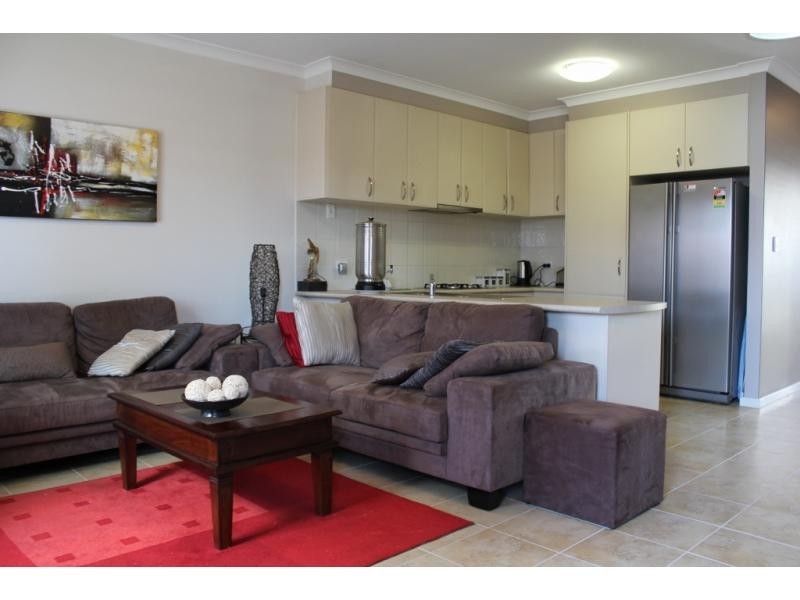 Villa 2/11 Olivedale Road, Madeley WA 6065